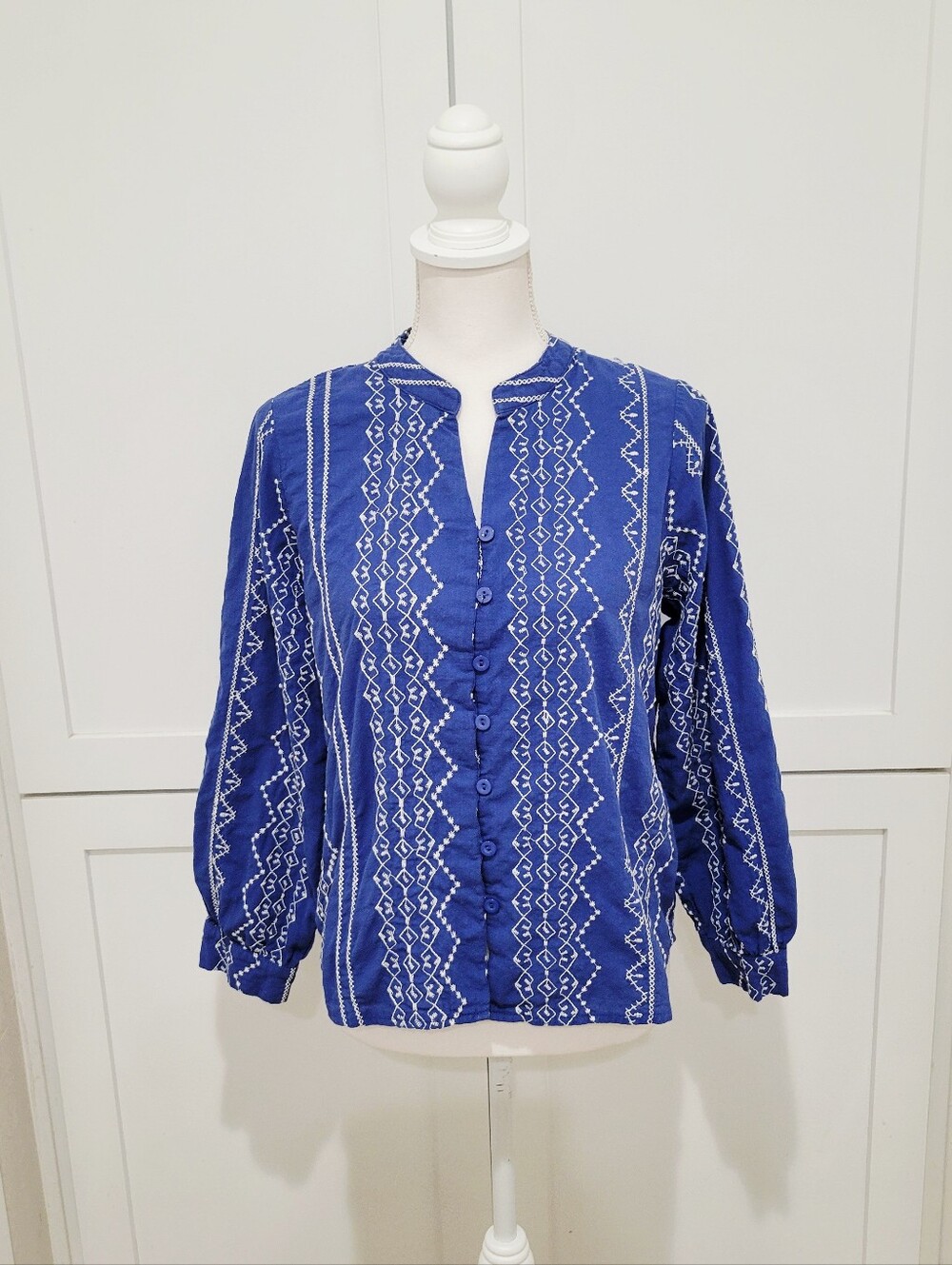 Kindred 100% Cotton Blue with White Embroidered Button-Up Tab Collar Blouse | XL